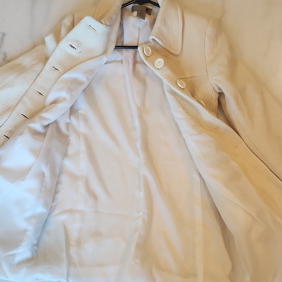 Elegant Cream Women's Coat, Size Small - Picture 7 of 9